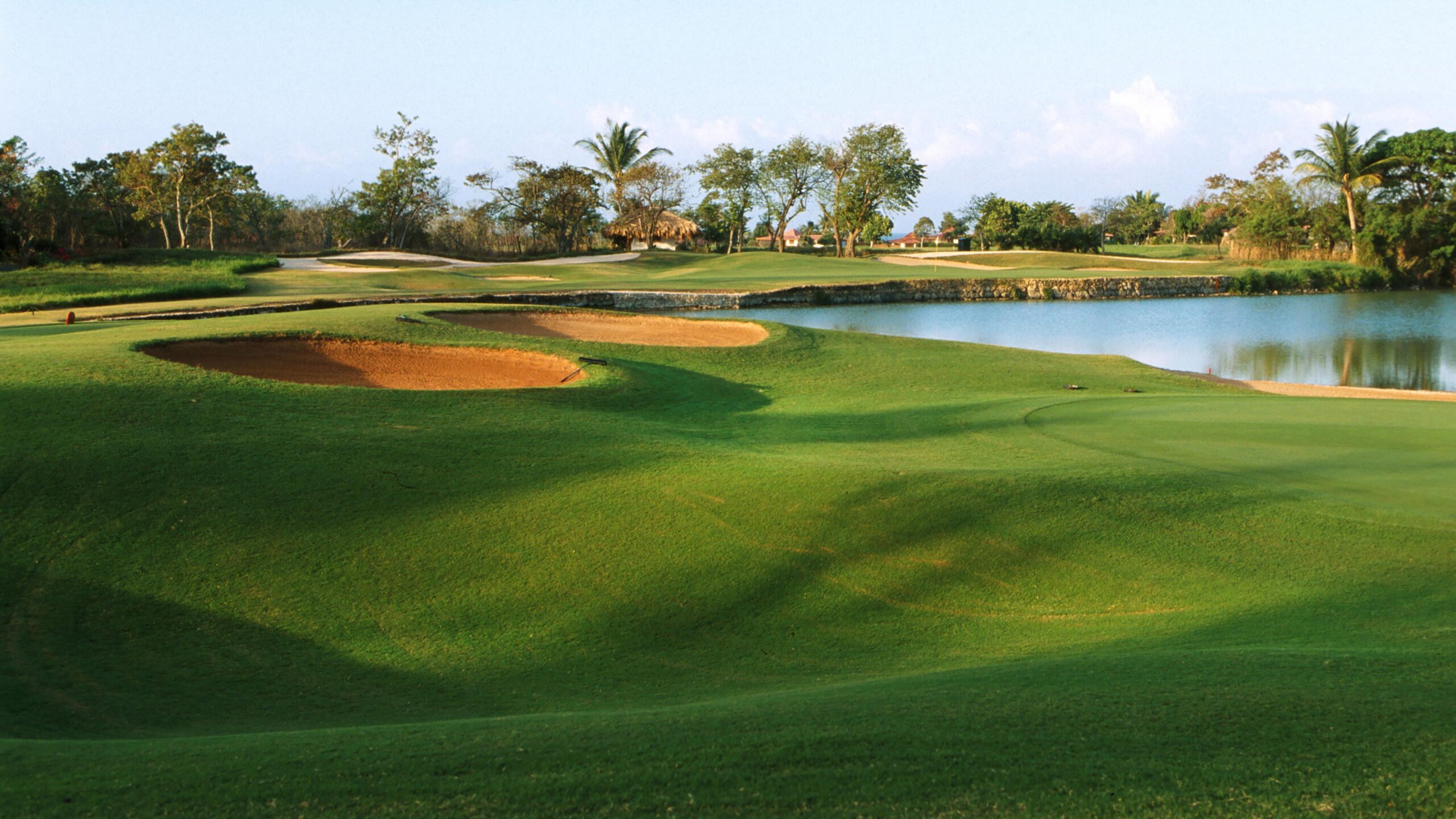 Golfplatz_Green_mit_Gewässer