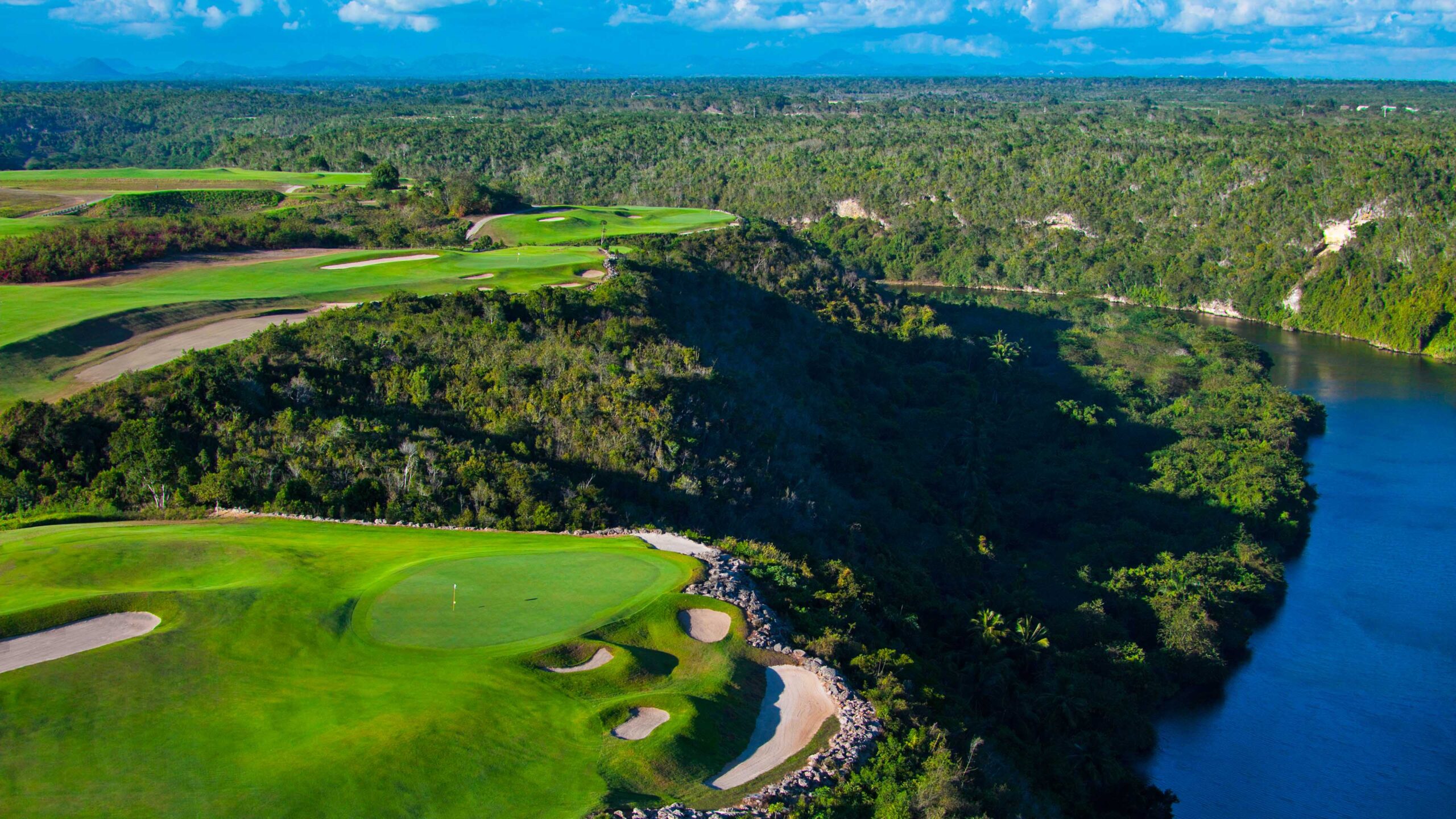 Golfplatz_mit_Schlucht