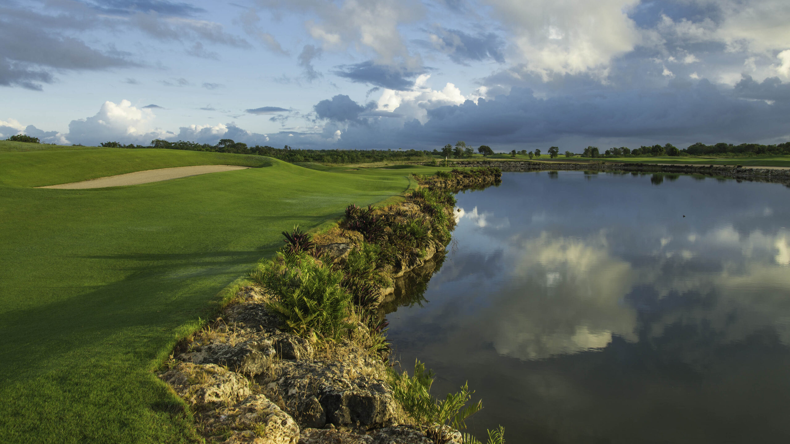 Golfplatz_mit_Gewässer