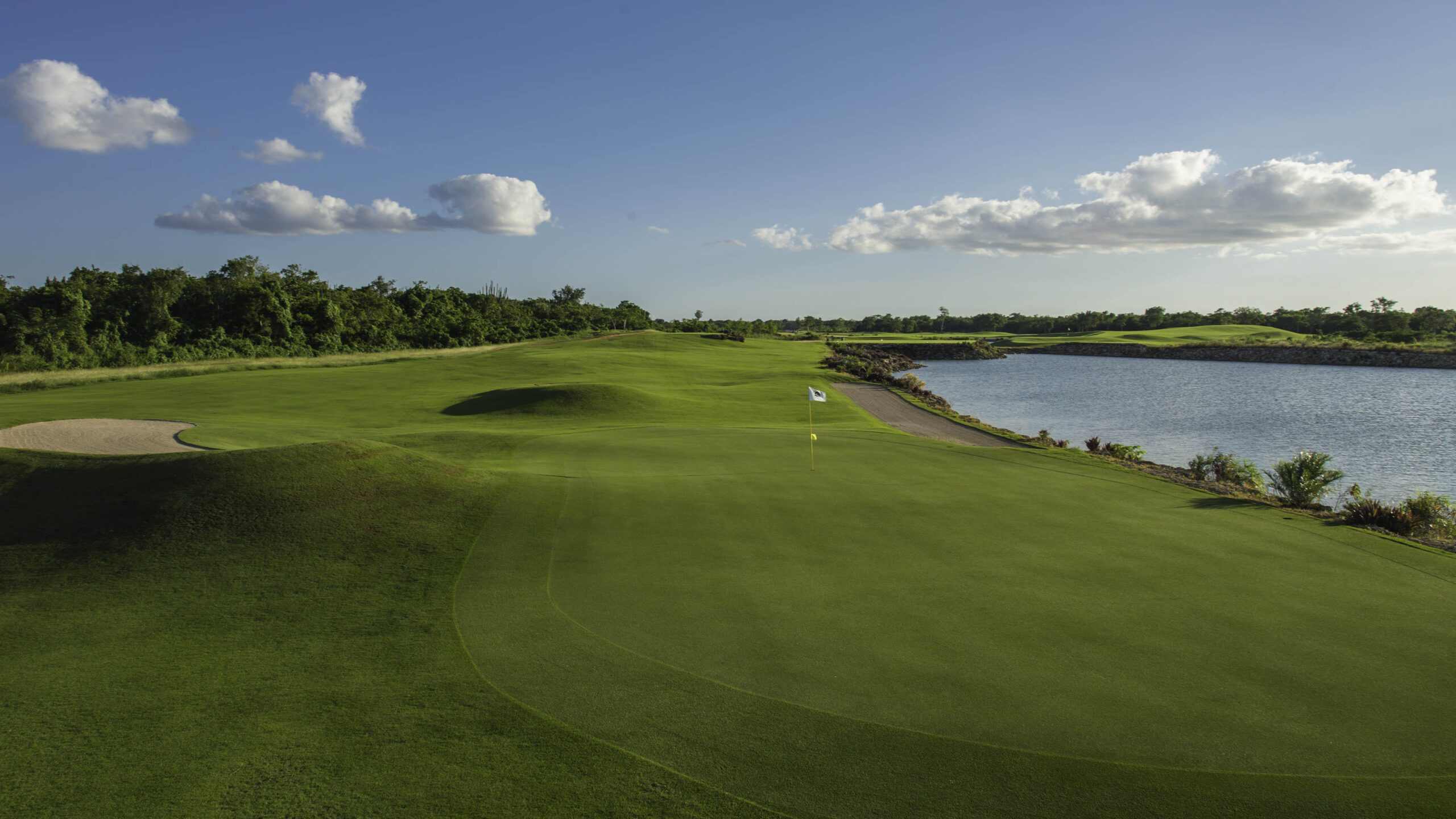 Golfplatz_Green_am_Wasser