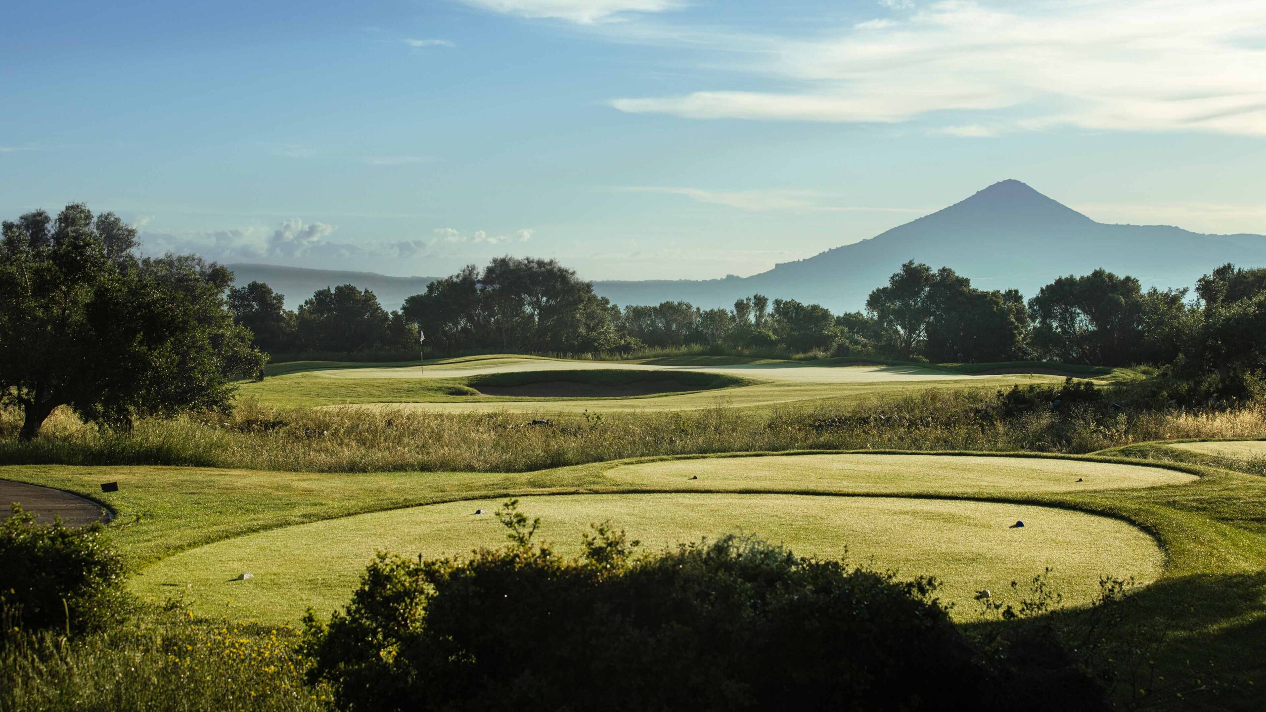 Golfplatz_Blick_auf_Berge