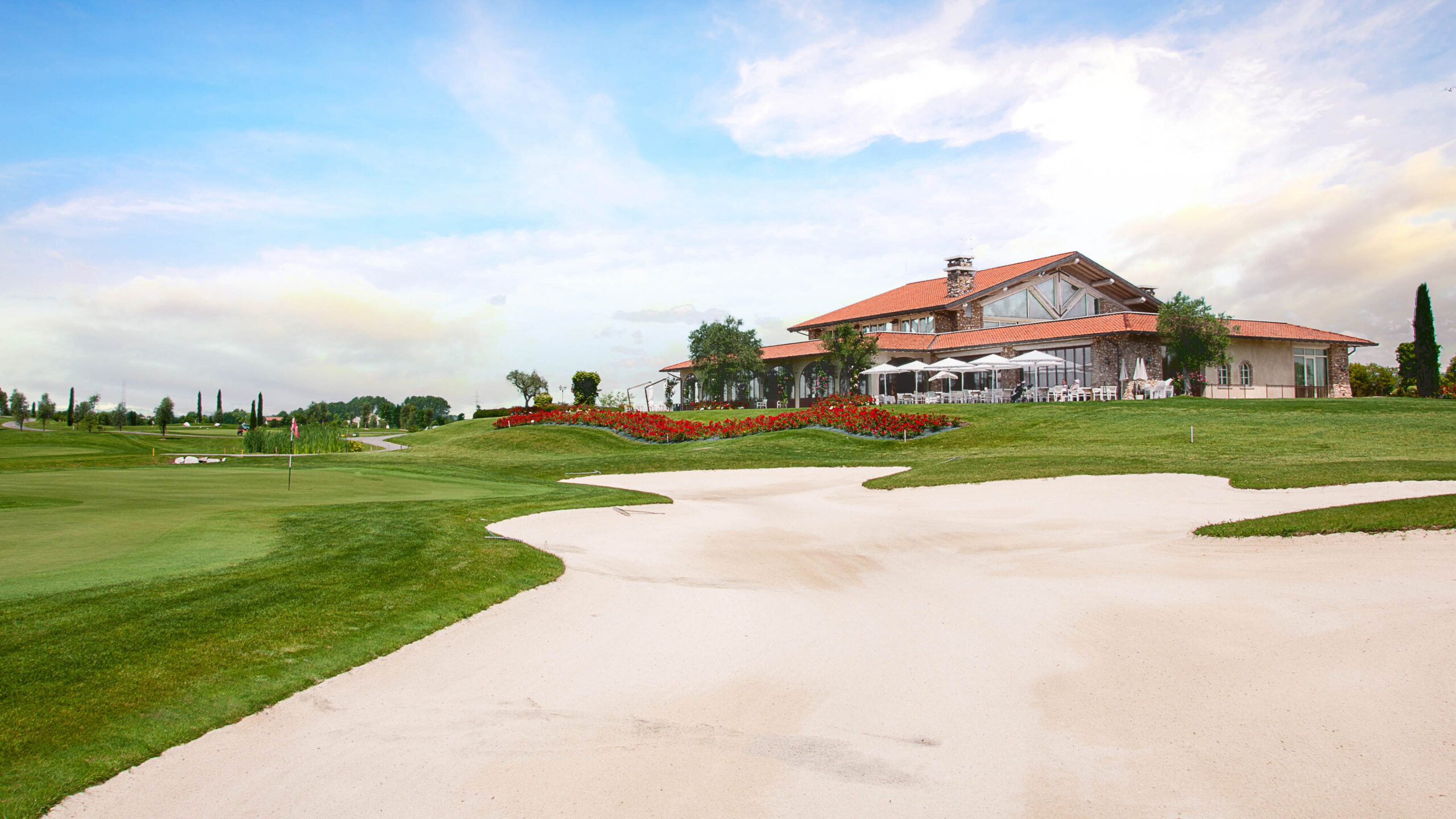 Golfplatz_Bunker_mitCliubhaus