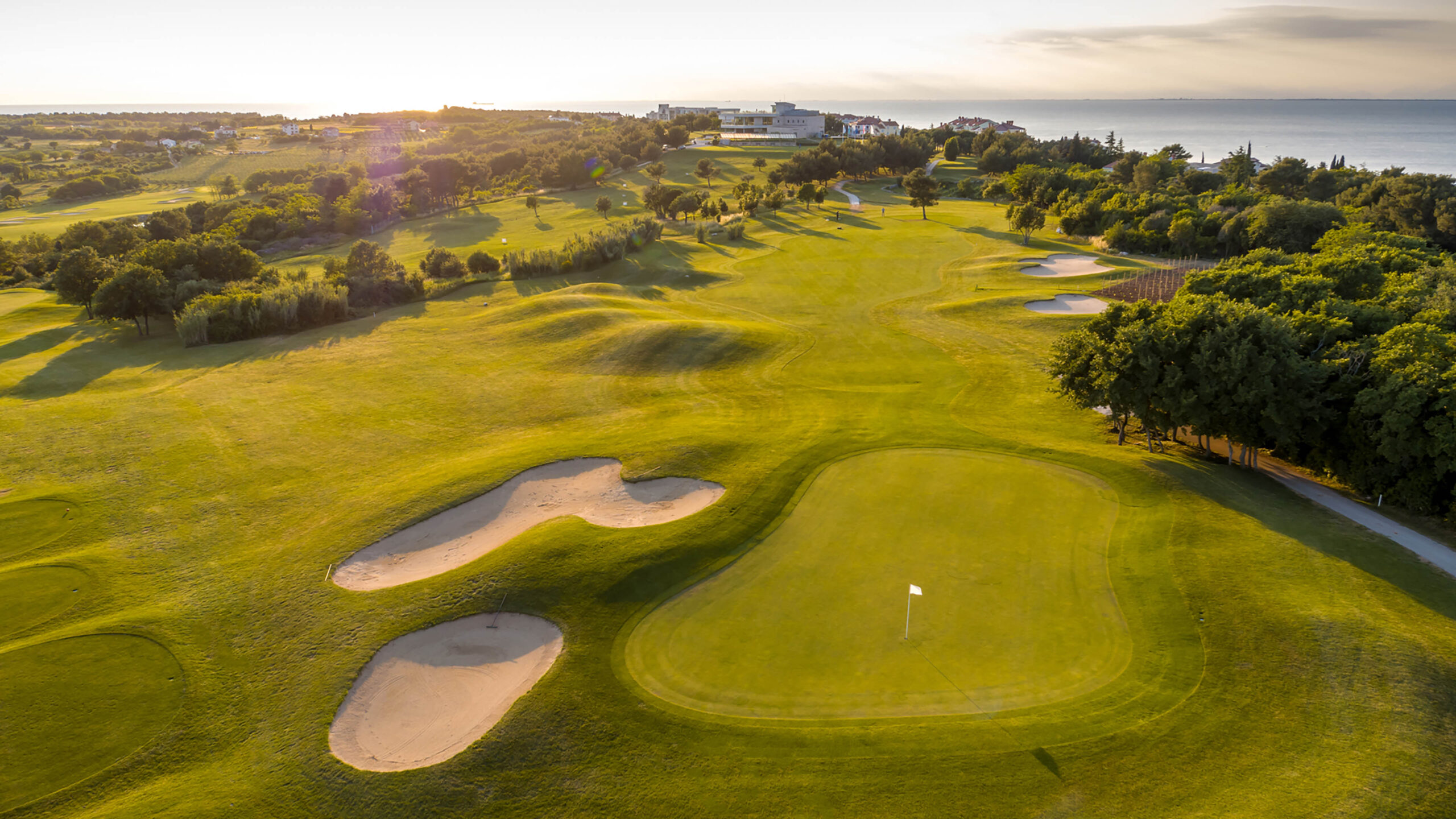 Golfplatz_an_Gewässer