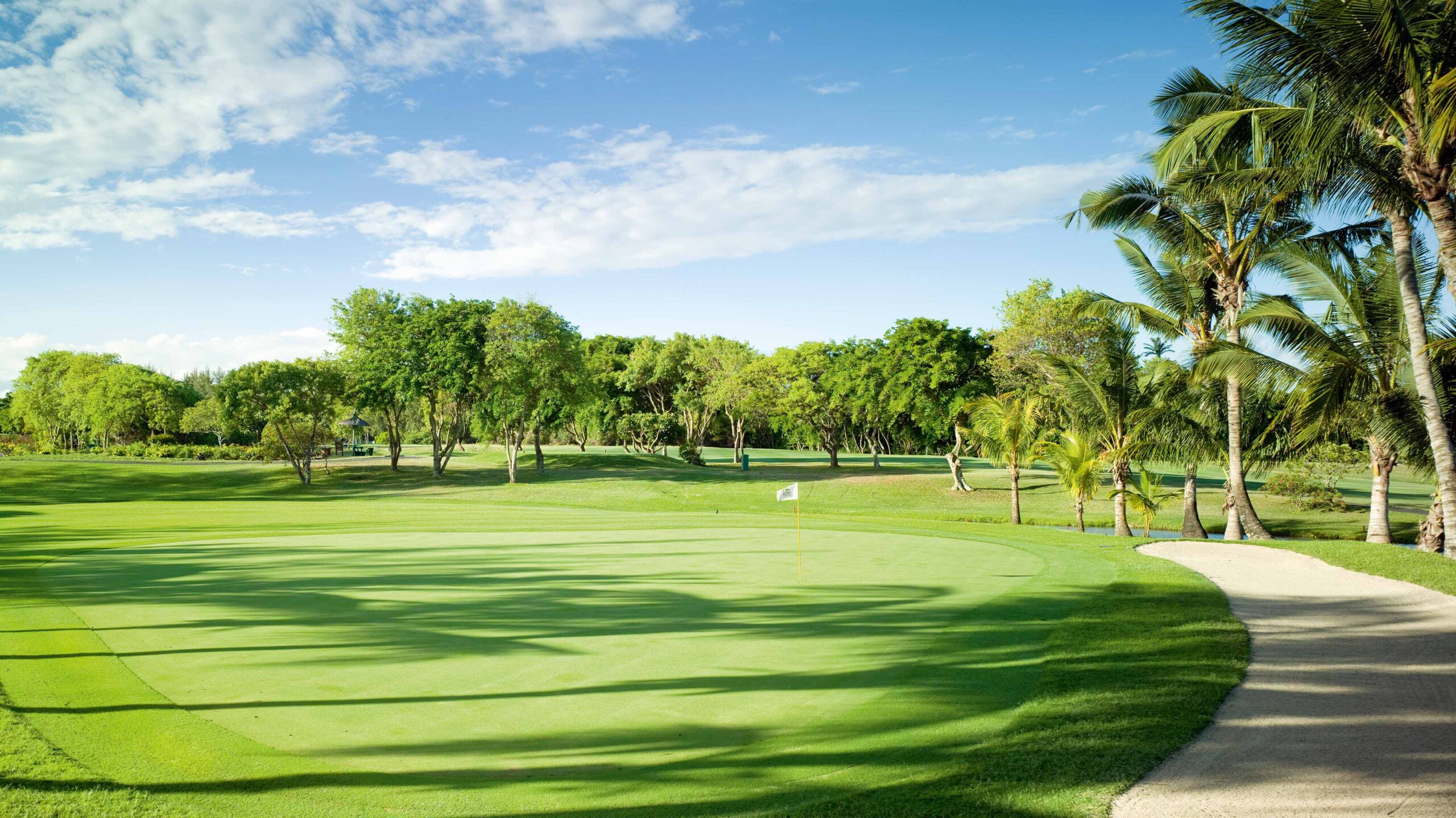 Golfplatz_Im_Sonnenschein