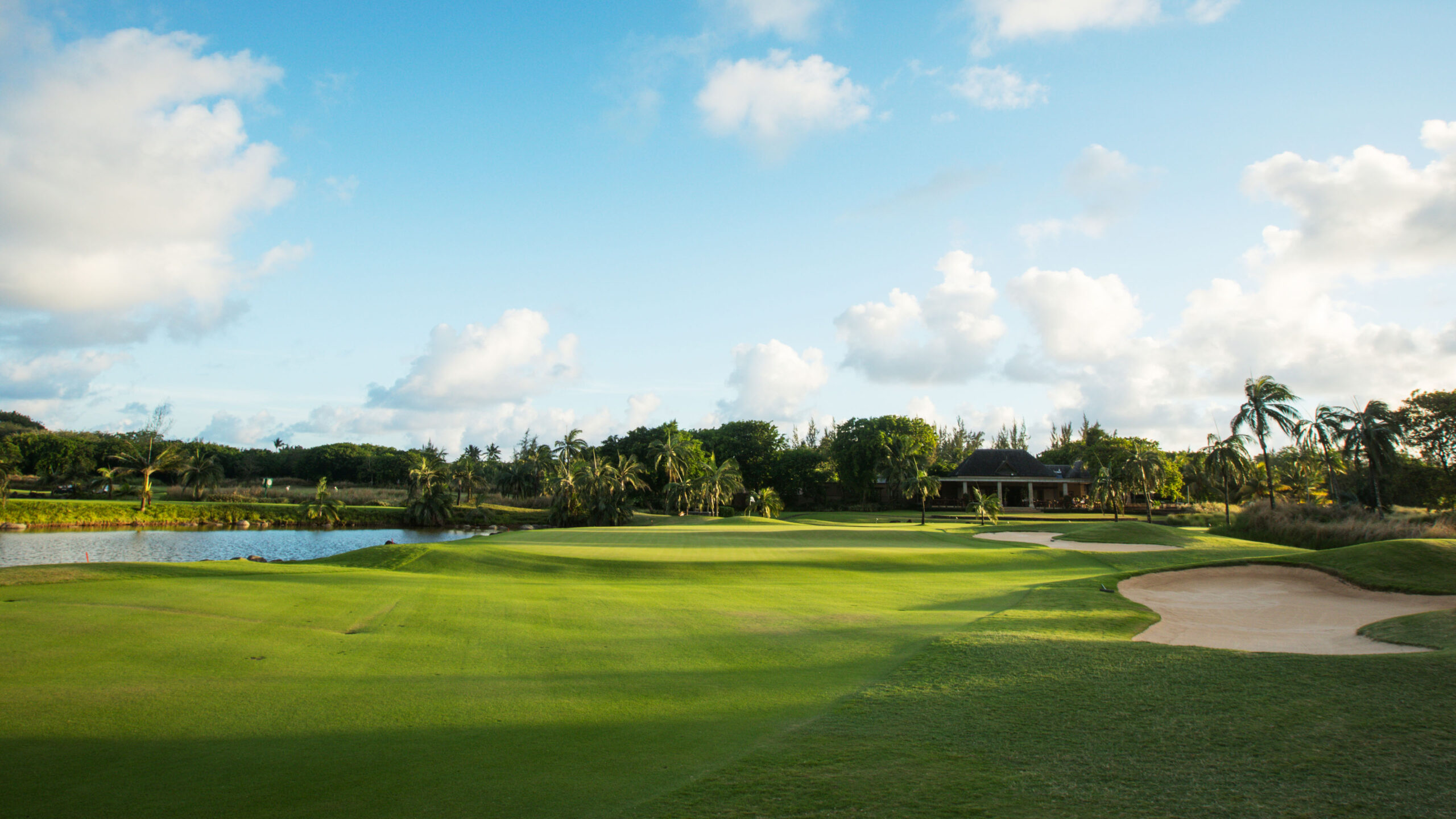 Golfplatz_mit_Clubhaus