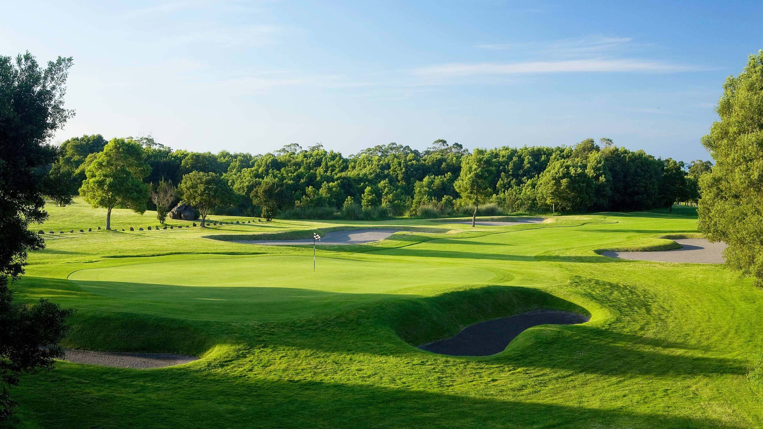 Golfplatz_Weitsicht_bei Sonnenschein