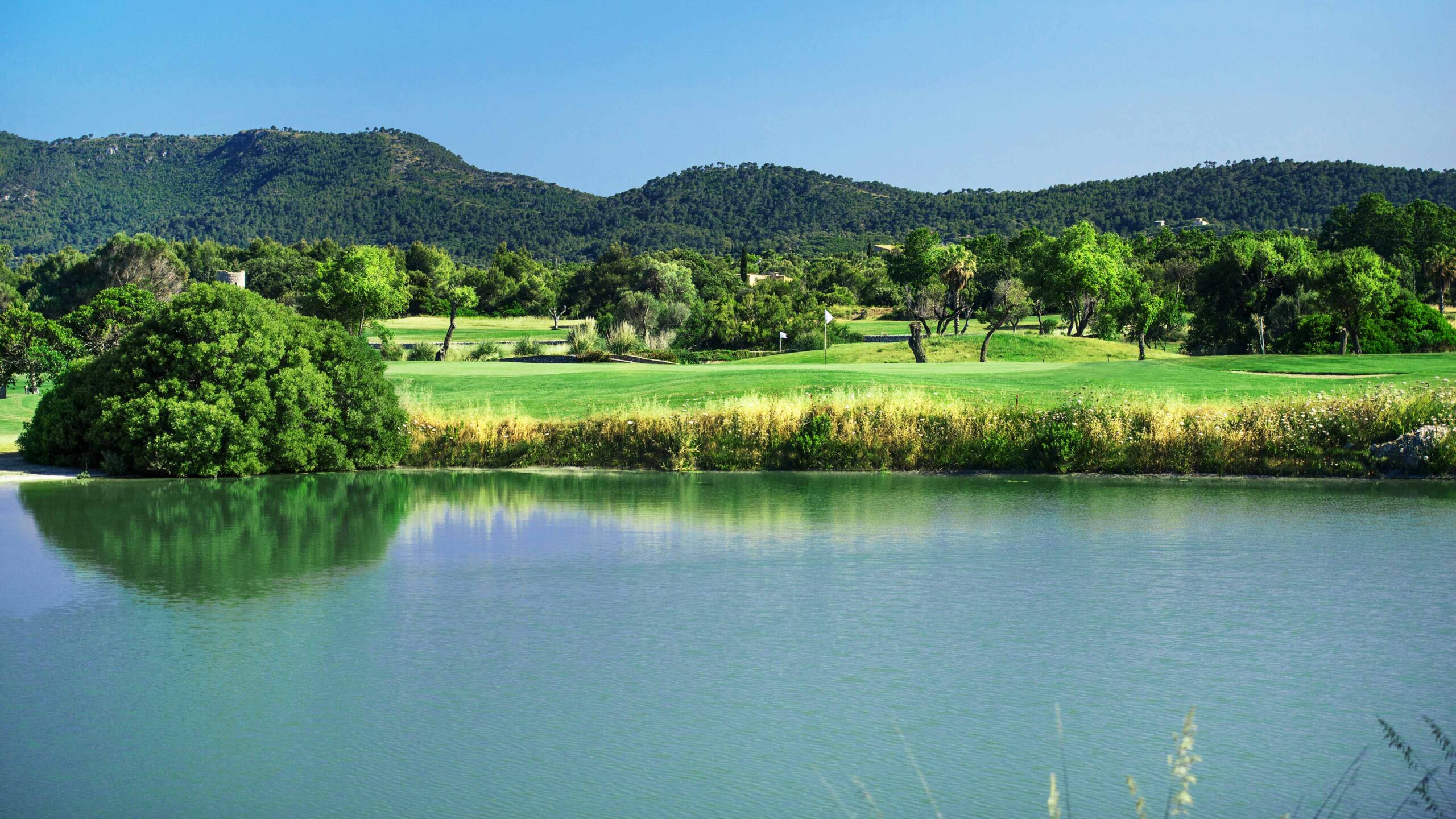 Golfplatz_mit Wasser