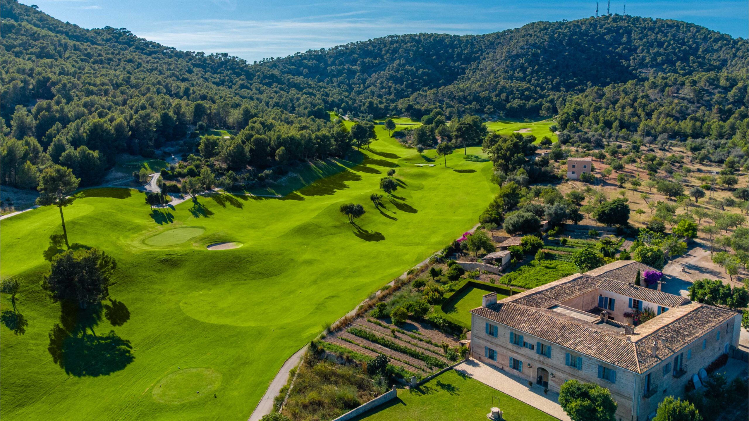 Golfplatz_mit_Bergen