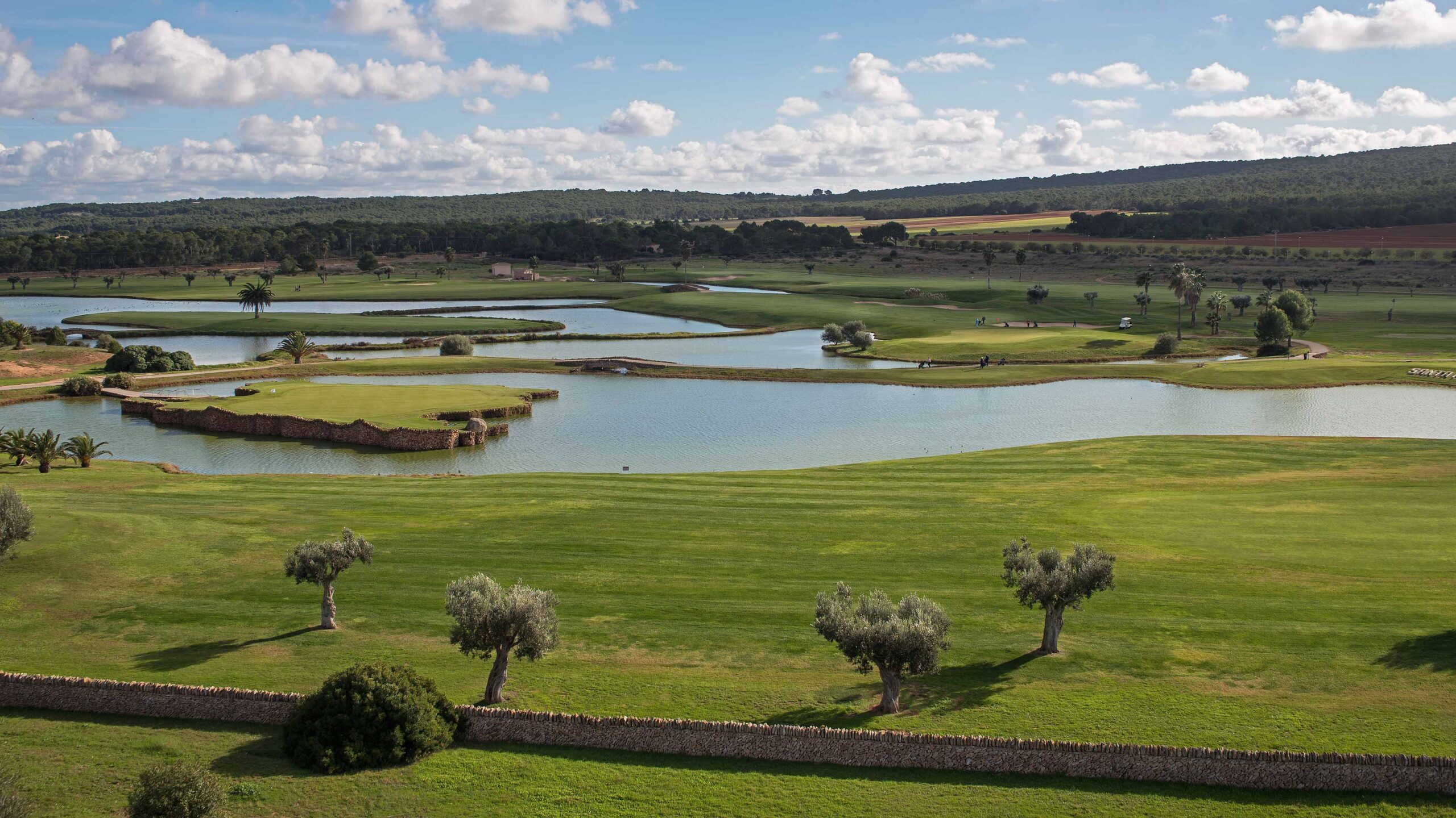 Golfplatz_Wasser_und_Berge