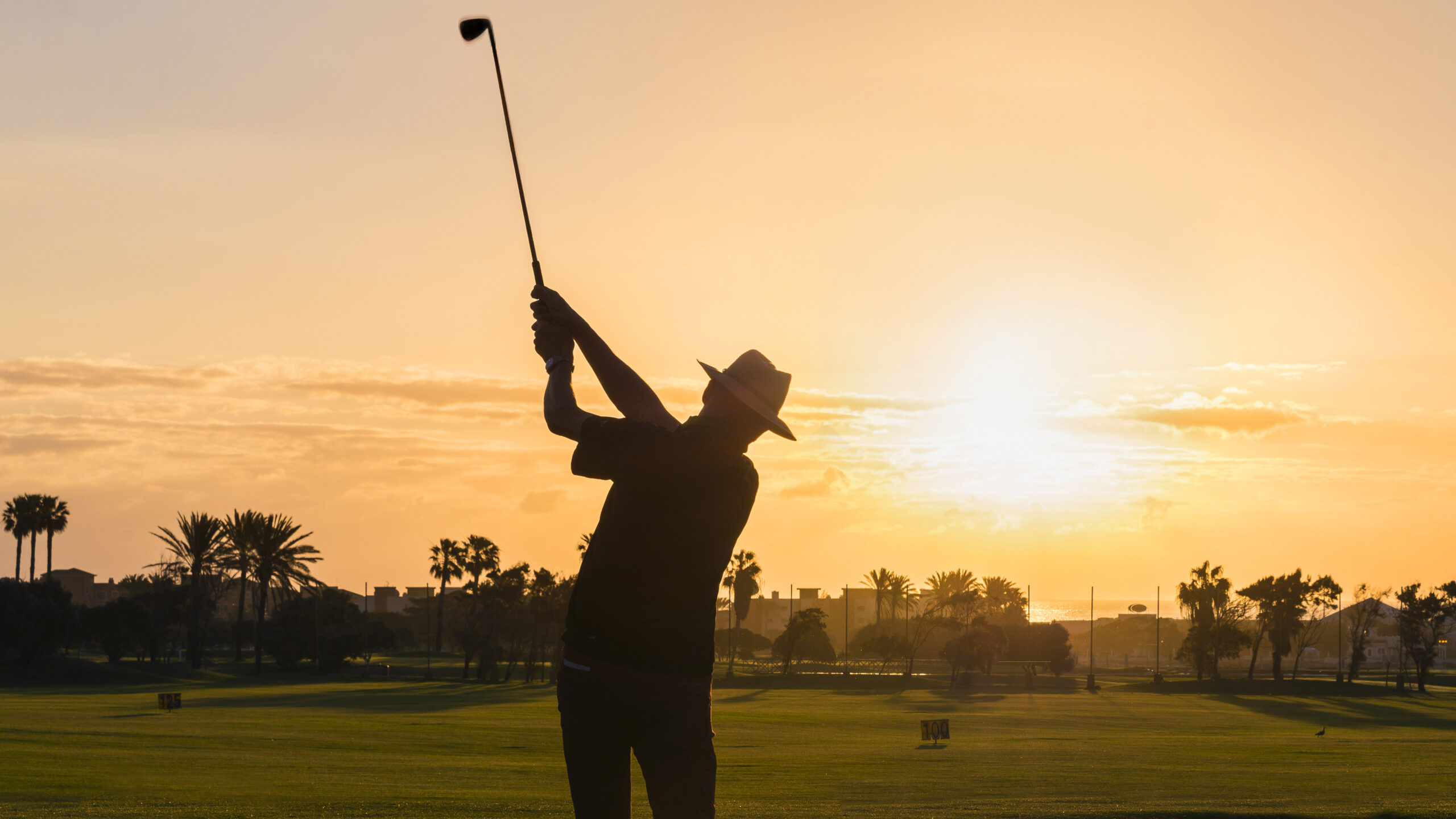 Golfplatz_Abschlag_gegen_die_Sonne