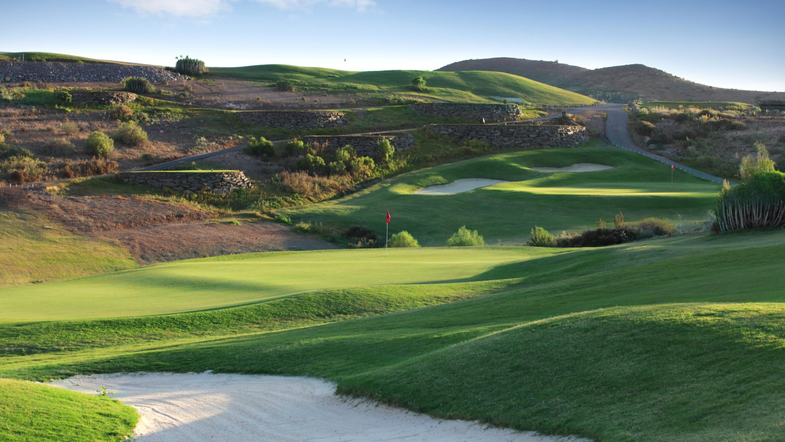 Golfplatz_Bunker_mit Hügeln