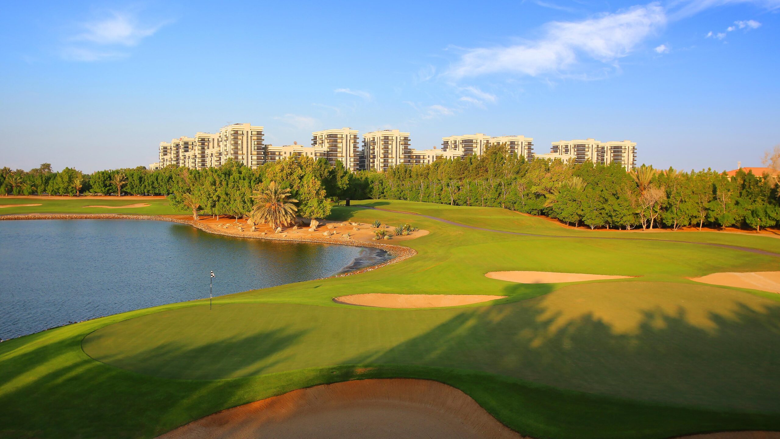 Golfplatz_mit_Gewässer