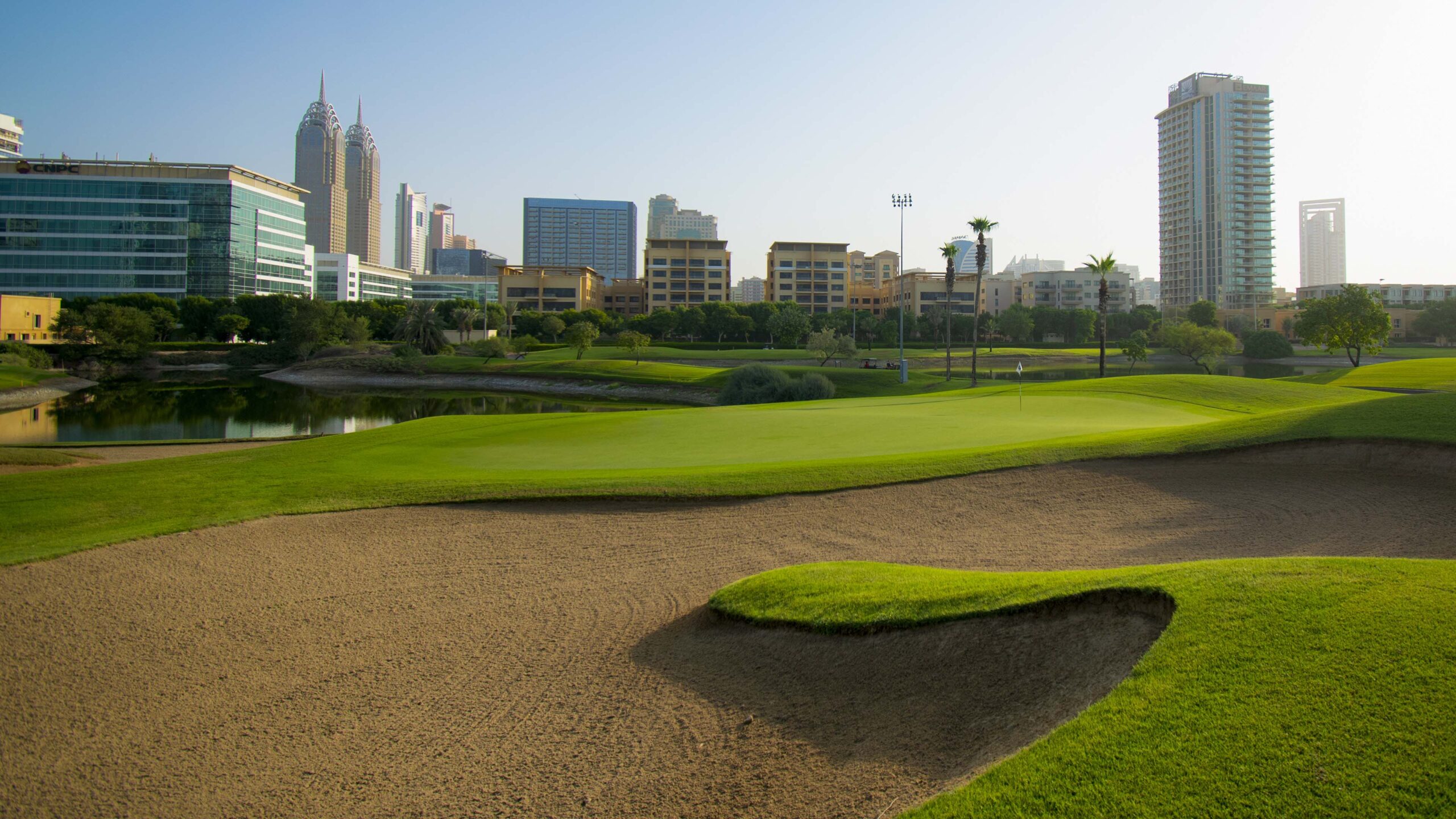 Golfplatz_vor_Skyline