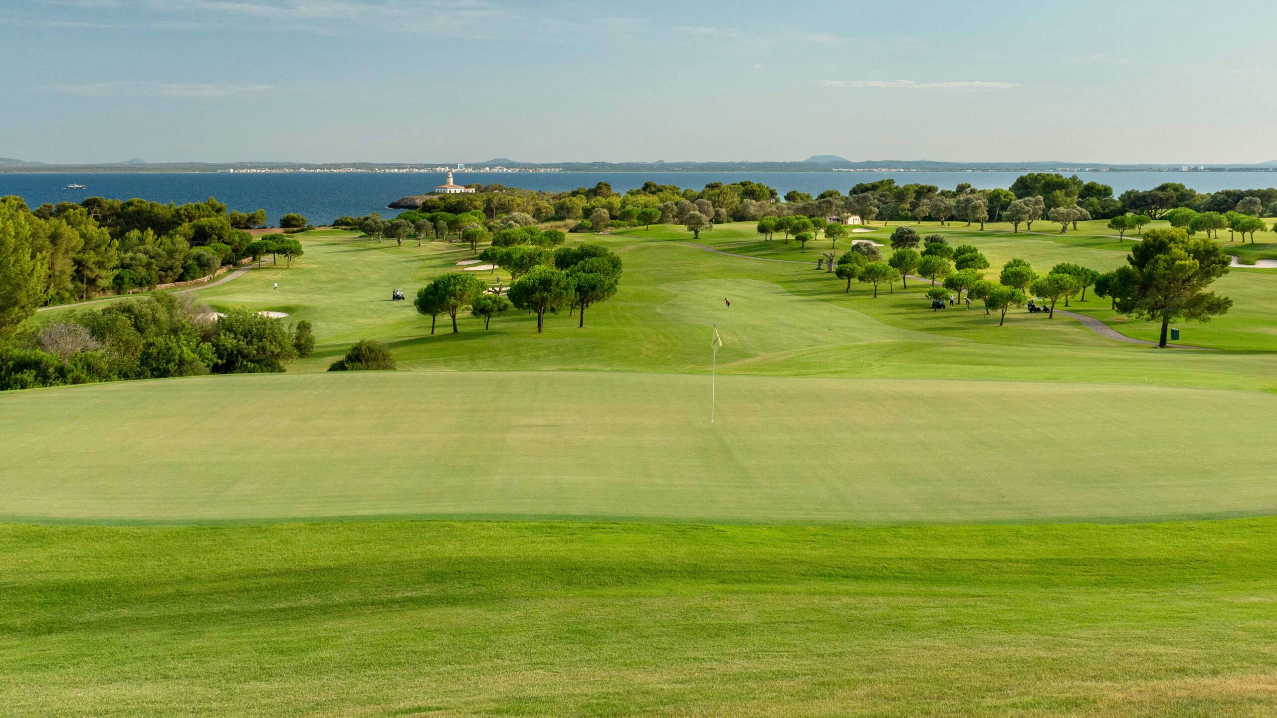 Golfplatz_Green_am_Wasser