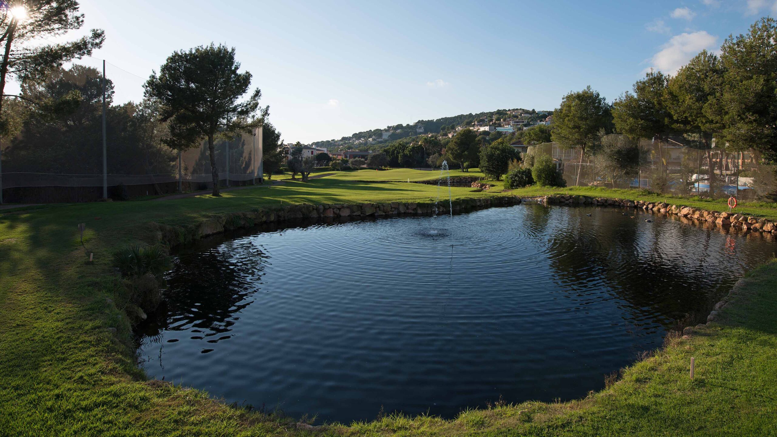 Golfplatz_mit_Gewaesser