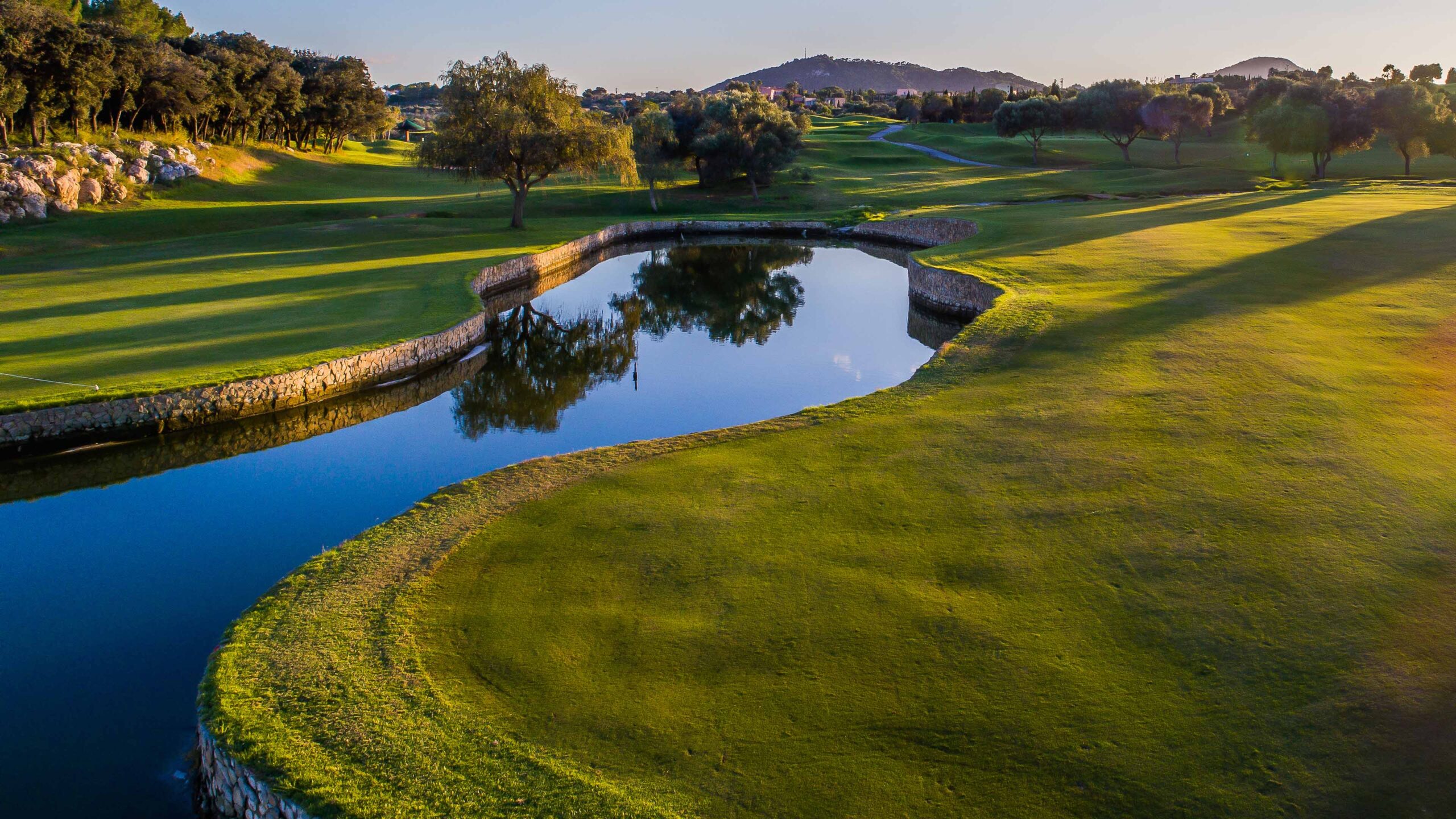 Spanien-Mallorca-Pula Golf-Green mit Wasser