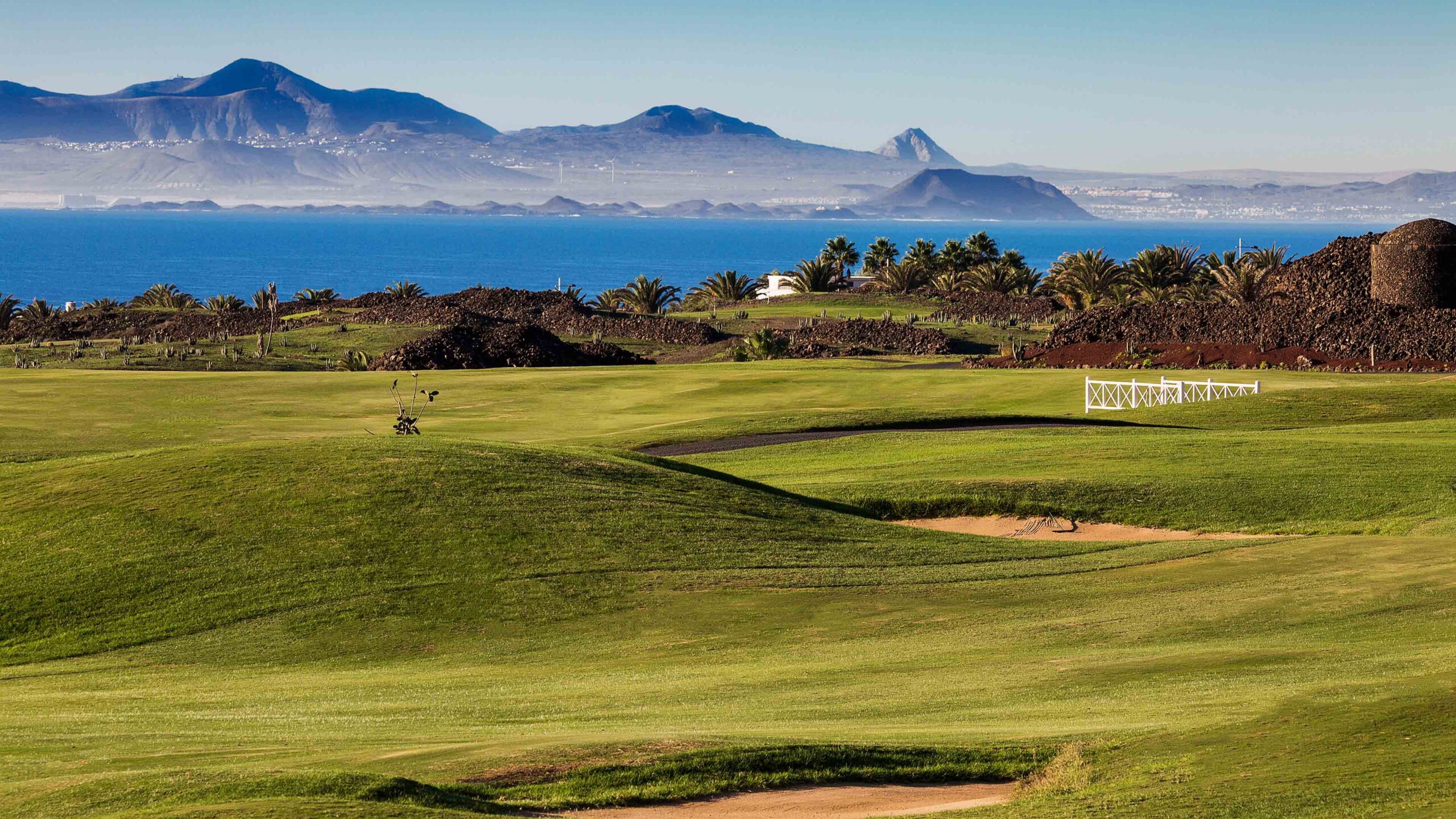 europa spanien lanzarote golf green mit bergblick scaled