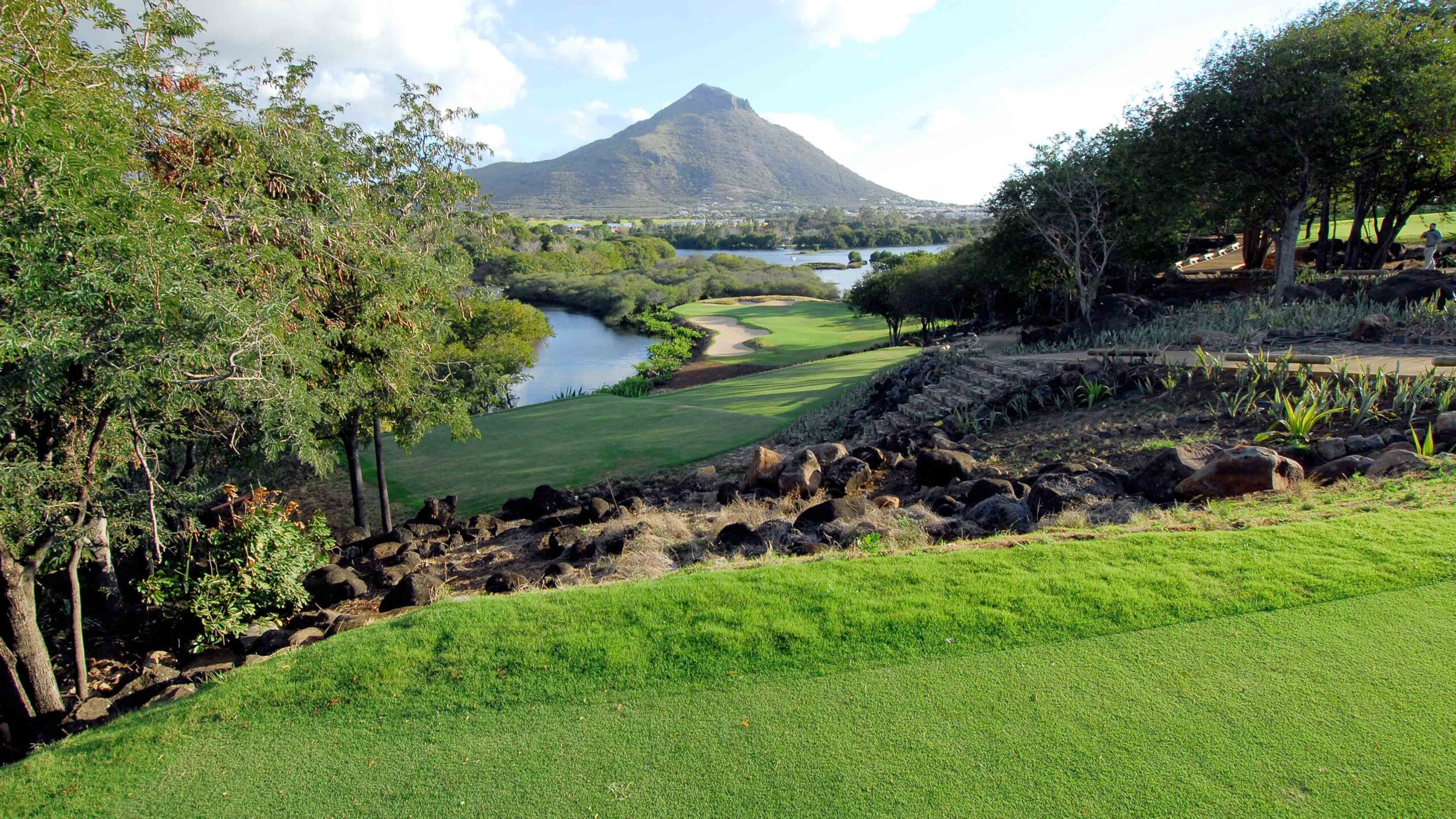 Golfplatz_mit_Bergblick