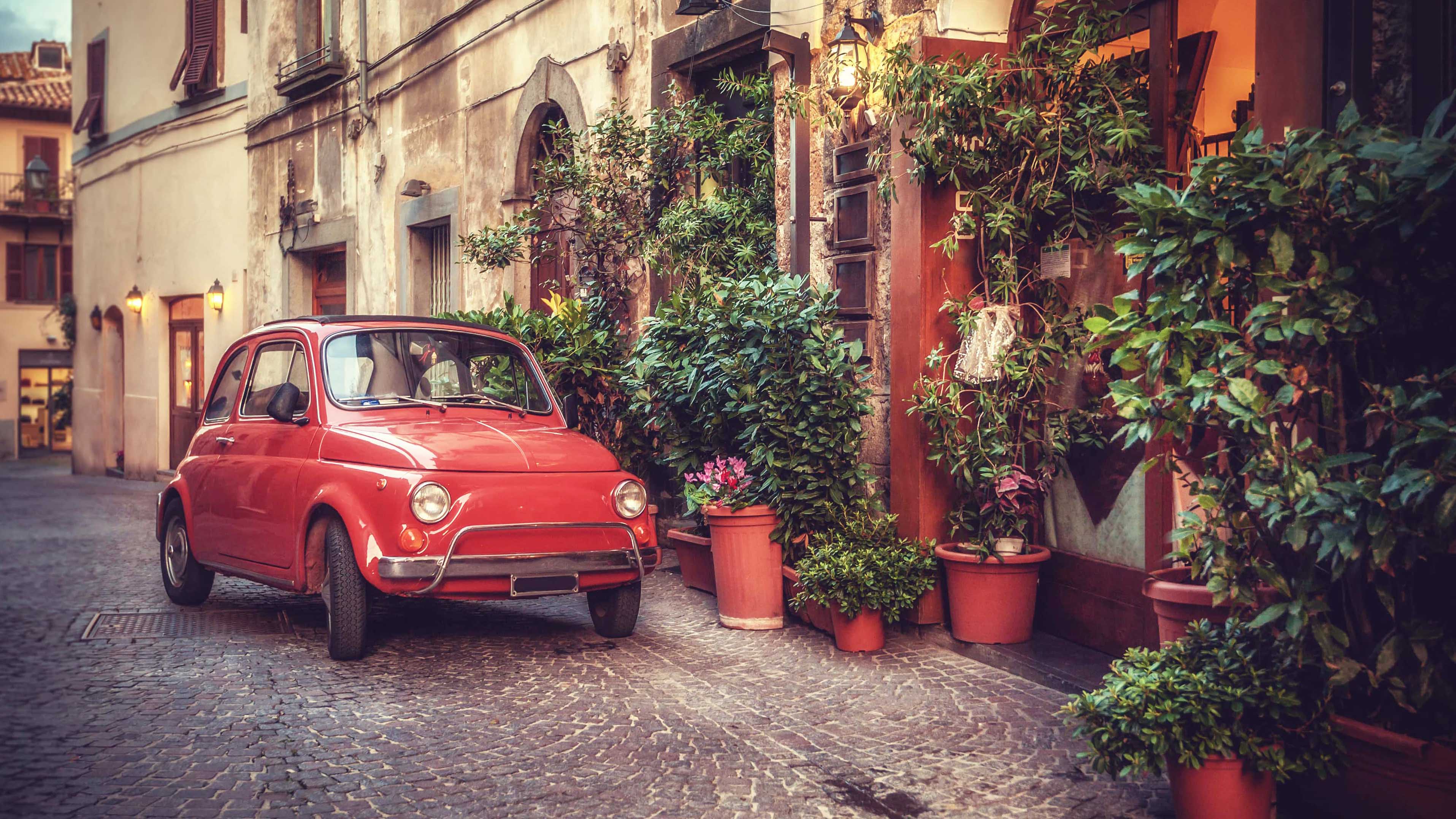 Italien_Fiat_in_Gasse