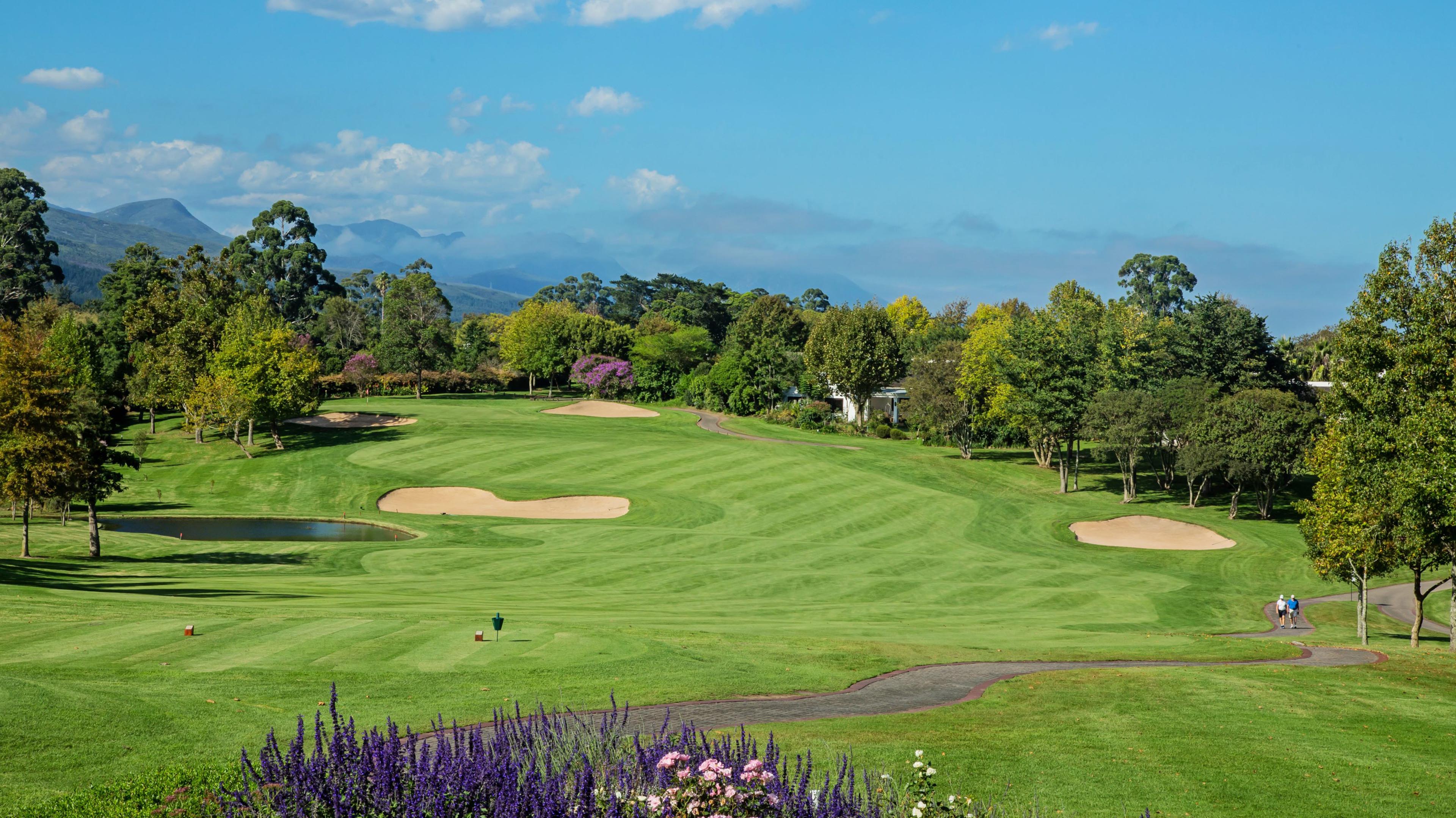 Golfplatz_mit Bergen